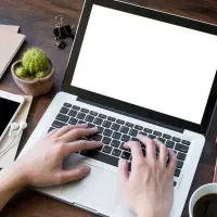 همکار خانم آشنا به کامپیوتر