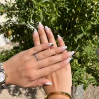 وقتشه به ناخنات برسی