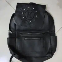 تعدادی کوله و کیف و مجلسی