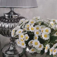 گلدان آینه ای نقره ای دور طلایی بهمراه گل بابونه