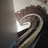 نیازمند نیرو برای نصب نرده