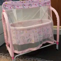 تخت کنار مادر
