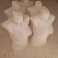 ویترین و مانکن زنانه و میز کامپیوتر