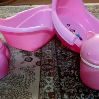 سرویس حمام کودک و تعدادی ظروف آشپزخانه