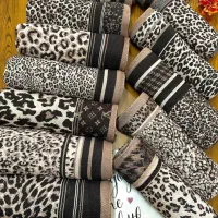 به یک فروشنده خانم تمام وقت مغازه شال و روسری