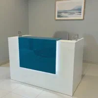 آینه و‌ میز منشی ارایشگاه