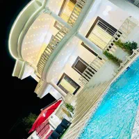 عمارت سفید ۶۰۰ متر مراسمی استخر روباز|اجارهٔ کوتاه‌مدت ویلا و باغ|رودهن, |دیوار