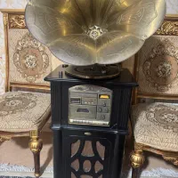 گرامافون قدیمی مبله دارای پایه و باند داخل پایه