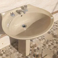 یک عدد روشویی سالم به همراه شیرآلات