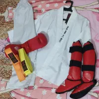 لباس کاراته و دستکش و ساق پا و کمربند