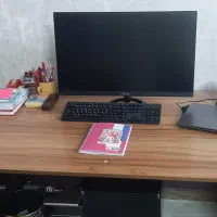 میز کامپیوتر.