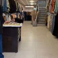 دو نفر فروشنده خانم در پوشاک زنانه