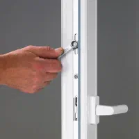 رگلاژ و تعمیر پنجره دوجداره، نصب شیشه و توری