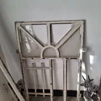 پنجره و سنگ برا دیوار یا پی ساختمان