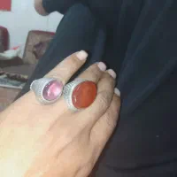 یک عدد انگشترسرخ یمنی.با2عددیاقوت کبود