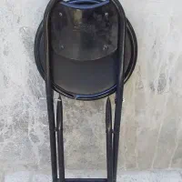 صندلی تاشو و گلدان گل مصنوعی
