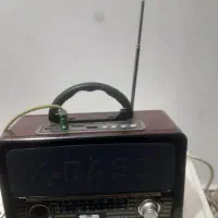 یک عدد رادیو قدیمی  اسپیکر دار