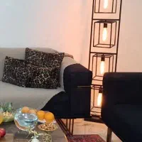 اباژور ایستاده کنار سالنی