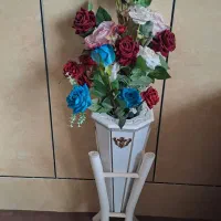 گل رز وگلدان