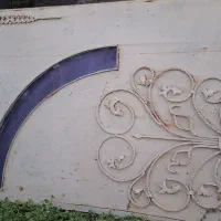 درب حیاط وپنجره