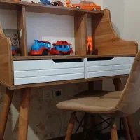 میزتحریرکاملانوسالم وبدون خط وخش،بدون صندلی