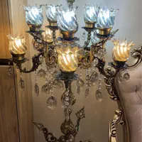 آباژور ایستاده کنار سالنی