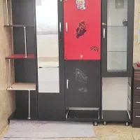 جالباسی و جا اسباب بازی بسیار جادار کشوهاش سالم