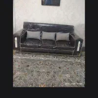 مبل هفت نفره همراه کاور و میز و سه تا عسلی