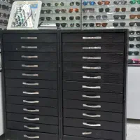 فروشنده عینک فروشی شیفت عصر