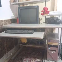 کامپیوتر همراه با میز