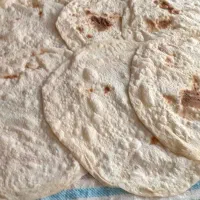 نان محلی برشته هر تعداد در خدمتیم