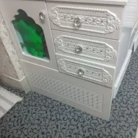 تخت کودک و نوجوان و یک عدد صندلی غذای کودک