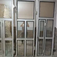 سه عدد پنجره دوتاش باز شو یکیش ثابت و ی درب ورودی