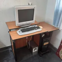 میز تحریر و کامپیوتر