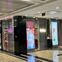 فروشنده خانم مرکز خرید اپال