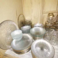 فروش سرویس پذیرایی شیشه ای دور طلایی 12 نفره|ظروف سرو و پذیرایی|اصفهان, احمدآباد|دیوار