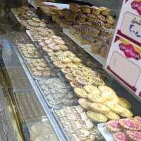 به دو نفر در شیرینی فروشی زعفران نیازمندیمم