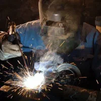 شاگرد یا استادکار جوشکاری در درب و پنجره سازی آهنی