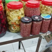 انواع ترشی خانگی در میوه فروشی بهاران