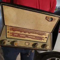 یک عدد رادیو قدیمی
