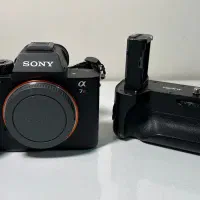 بدنه سونی R2 بهمراه گریپ و لنز سونی ۵۰ میلیمتری1/8|دوربین عکاسی و فیلم‌برداری|تهران, نجات اللهی|دیوار