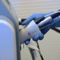 اپراتور لیزر خانم