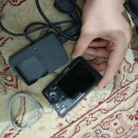یک عدد دوربین سونی و یک عدد دستگاه پوز سیار
