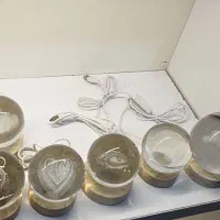 گوی شیشه ای شبخواب نو باپایه چوبی برقیه روشن میشه|چراغ خواب و آباژور|تهران, نیروی هوایی (پیروزی)|دیوار