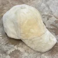 کلاه پشمی سفید|لباس|اندیشه, اندیشه فاز ۱|دیوار