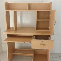 میز کامپیوتر همراه با صندلی تر و تمیز