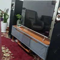 زیرتلویزیون وجلومبلی