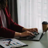 ادمین خانم مسلط به فیلم برداری و تدوین