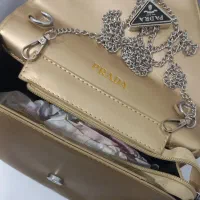 کیف|کیف، کفش، کمربند|چغادک, |دیوار