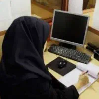 کارمند خانم مسلط به زبان